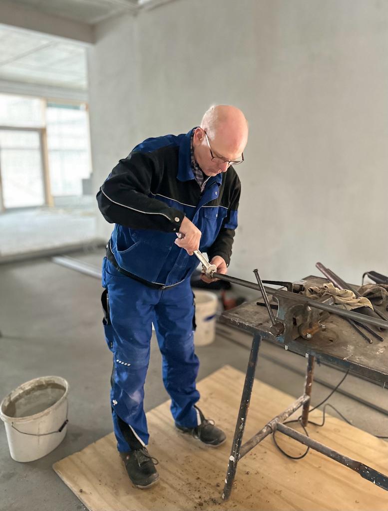 Metallbauer der A.HORA GmbH bei der Arbeit