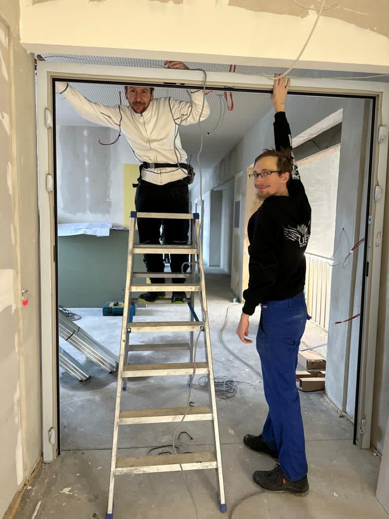 A.HORA-Mitarbeiter im Team beim Innenausbau